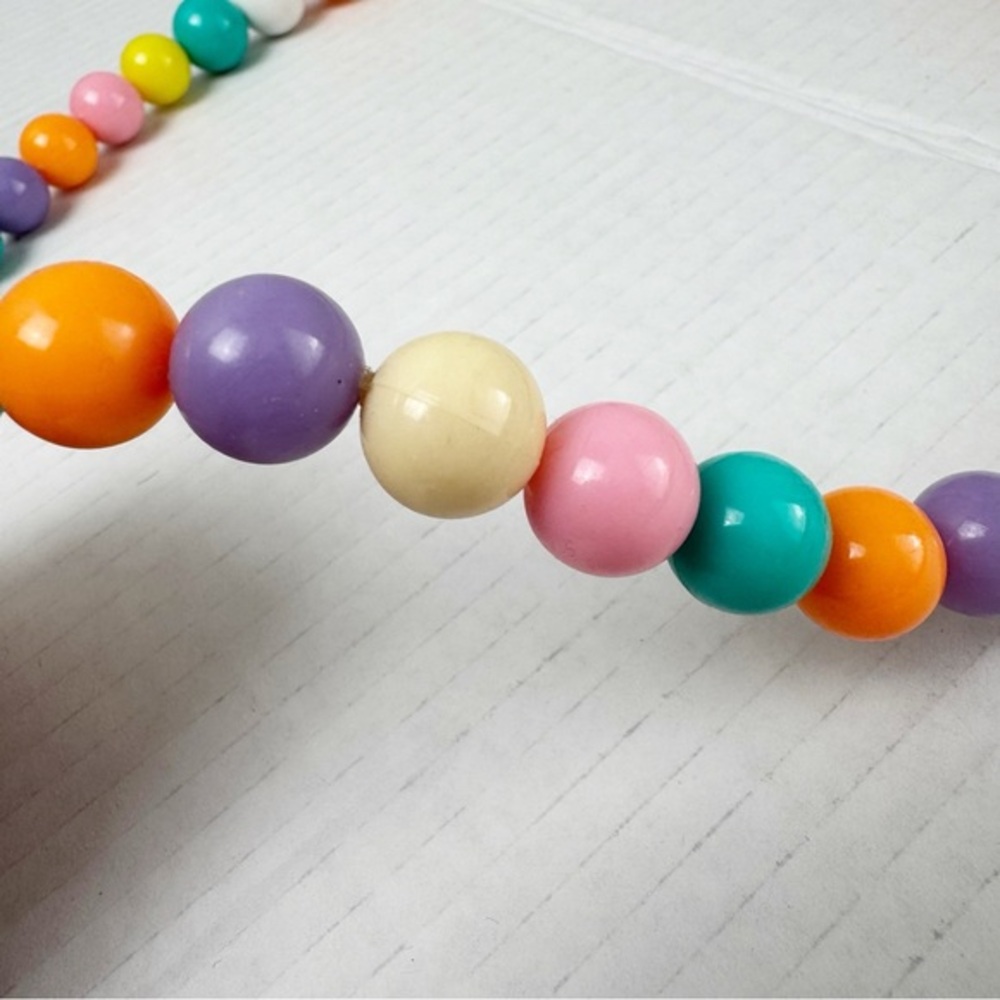 Vintage pastel plastic multicolored bead necklace - Picture 4 of 5